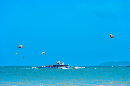 完美的天空和水与海线泰国