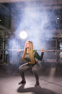 运动, 健身, 训练和幸福概念运动的妇女与杠铃在健身房