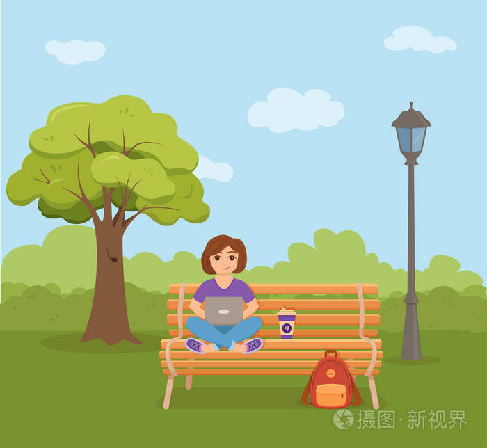 自由职业者快乐的年轻女子在公园的长凳上工作的咖啡