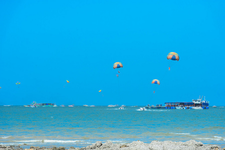 完美的天空和水与海线泰国