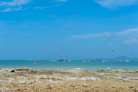 完美的天空和水与海线泰国