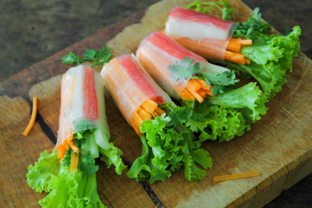 沙拉卷蔬菜和蟹肉棒