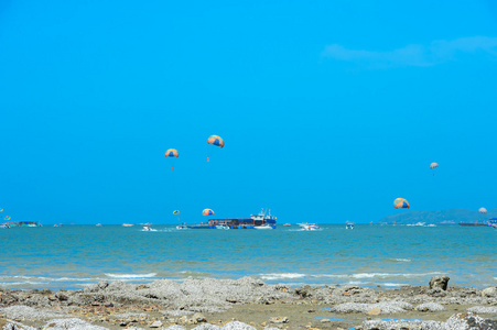 完美的天空和水与海线泰国