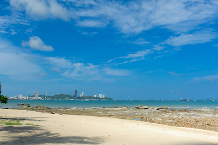 完美的天空和水与海线泰国