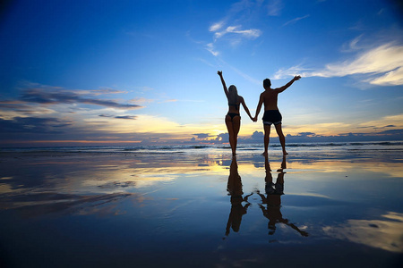 愉快的情侣沿着海滩奔跑, 健康休息, 运动活动, 暑假照片