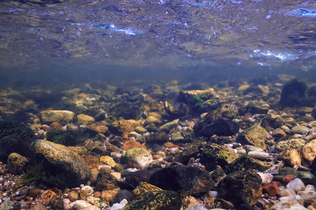 水下山清澈的河流, 水下照片中的淡水河流, 快速水流, 气泡水, 水下