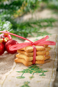 与木背景装饰圣诞饼干