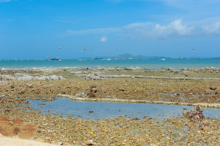 完美的天空和水与海线泰国