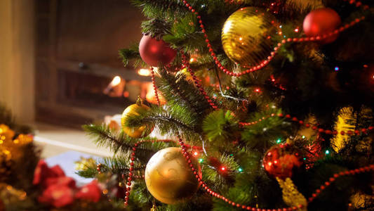 美丽的形象装饰圣诞树在客厅前夕