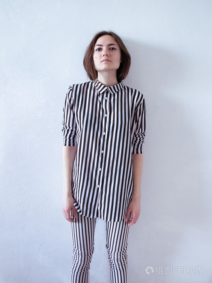 照片女孩穿着条纹衣服站在正面照片-正版商用图片0t00gl-摄图新视界