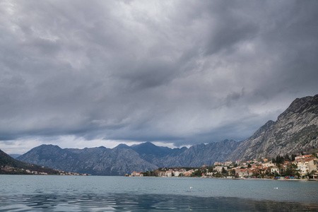 从黑山 Kotor 镇海岸看美丽的 Kotor 湾