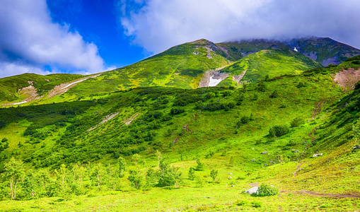 山上的火山的夏季景观, 在蓝天下云