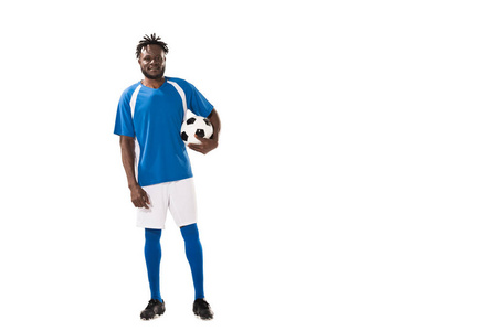 全长视图的运动非洲裔美国运动员举行足球和微笑在相机上孤立的白色