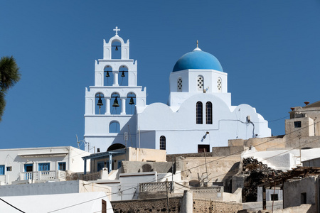 蓝色圆顶的希腊圣托里尼岛上的教堂