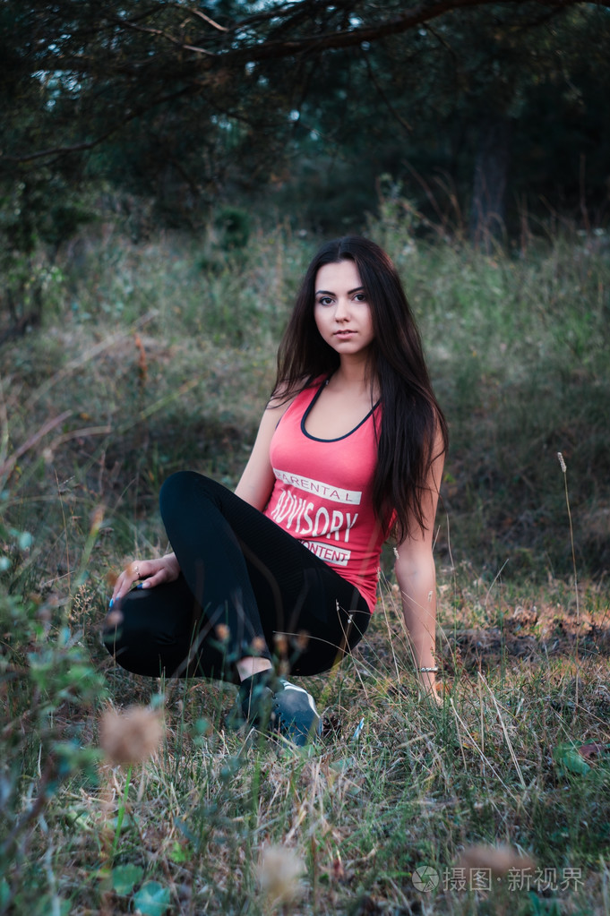 在公园里的年轻美丽的黑妞