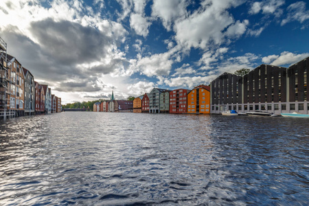 多彩的房子在城市的特隆赫姆在挪威