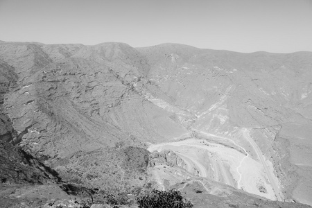 在阿曼旧山峡谷，峡谷深多云的天空