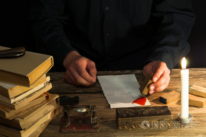 写一封信与鹅毛笔和密封的男人.年份