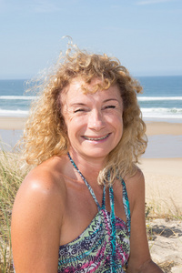 明亮的笑女人在海滩上的图片图片
