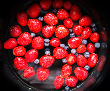 草莓和蓝莓在水中