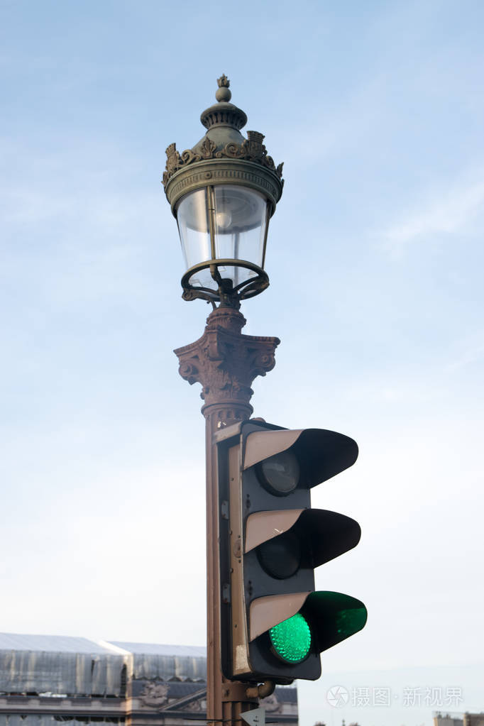 巴黎街道上旧路灯和绿色信号灯的细节