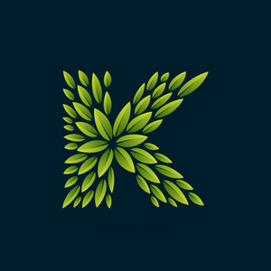 K 字母徽标形成新鲜的绿色叶子