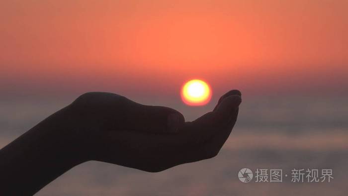 儿童手玩沙滩, 日落美景, 女孩手掌剪影, 孩子捕捉太阳