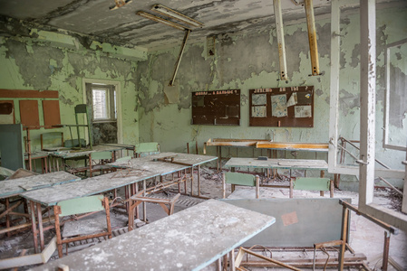 书桌和黑板在普里皮亚季学校废墟的类房
