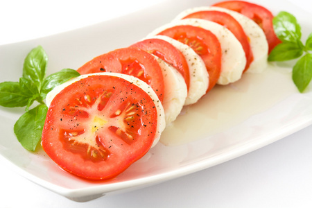意大利番茄沙拉马苏里拉奶酪 西红柿和孤立的白色背景上的罗勒