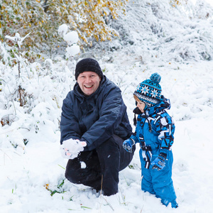 快乐的孩子和爸爸在冬天玩雪