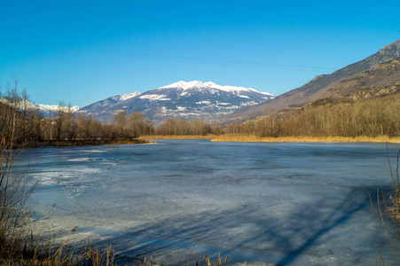 在冬季结冰的湖