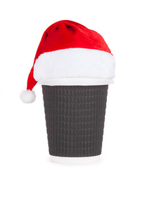 一次性杯在圣诞老人的帽子咖啡孤立