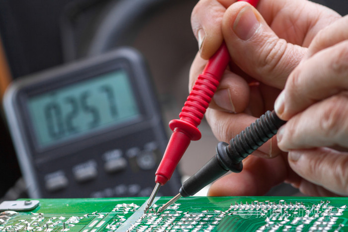 用万用表检查电路.电气工程师负责在 ch