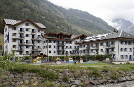 典型的瑞士建筑风景与山在后面