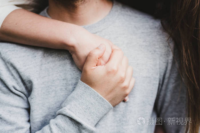 相爱的情侣用双手拥抱对方