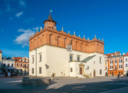 在阳光明媚的日子, 波兰 Tarnow 古城广场上文艺复兴的市政厅景观