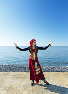 女人在户外跳舞格鲁吉亚国家衣服海