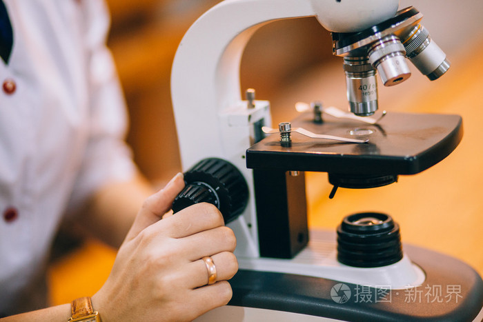 医生使用显微镜