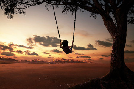 荡秋千的小女孩图片