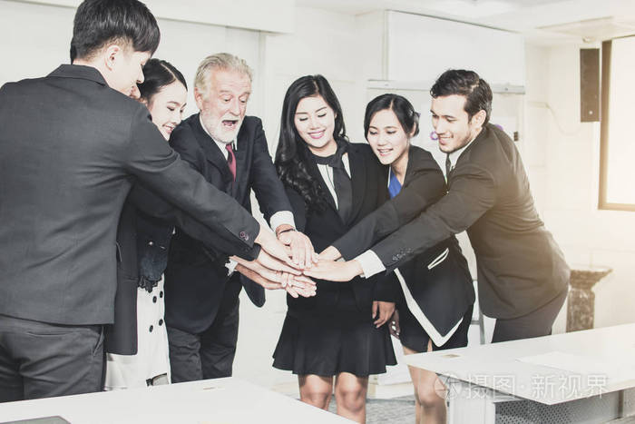 团队合作和合作伙伴概念商人小组会议的手合作和成功在事务