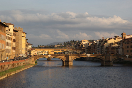 阿尔诺河意大利佛罗伦萨跨海大桥的全景图