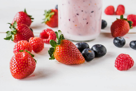白色背景下的草莓覆盆子蓝莓和黑莓