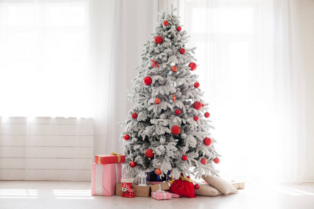 圣诞节家庭内饰与白色圣诞树