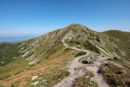 登山小径在山顶上。Tatra, 斯洛伐克。在初秋的西部, 秋天的颜色与清新的空气。旅游线路