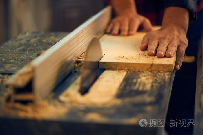 木匠切割木板