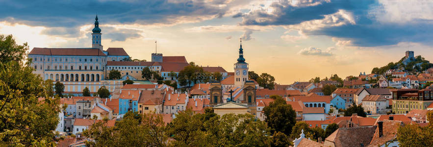 Mikulov 城和城堡, 从圣 Sebastiano 的教堂 Svaty KopecekMikulov, 南摩拉维亚, 