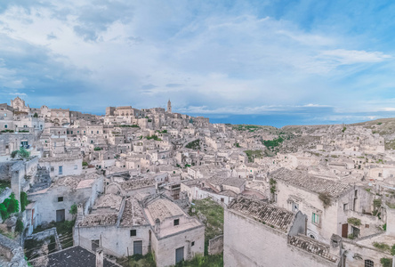 石头 Sassi di Matera 和教会的马泰拉下蓝色的全景