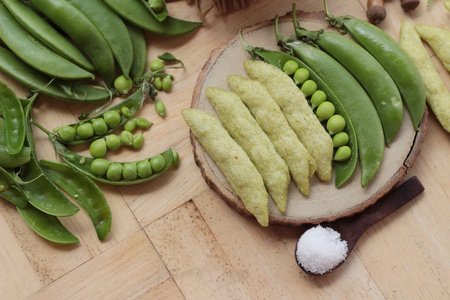 豌豆脆皮烤和新鲜豌豆荚