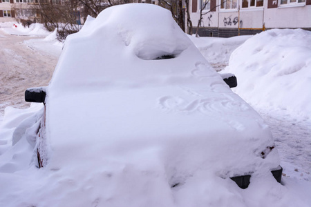 汽车覆盖在新鲜的白雪, 汽车覆盖在雪地后暴风雪