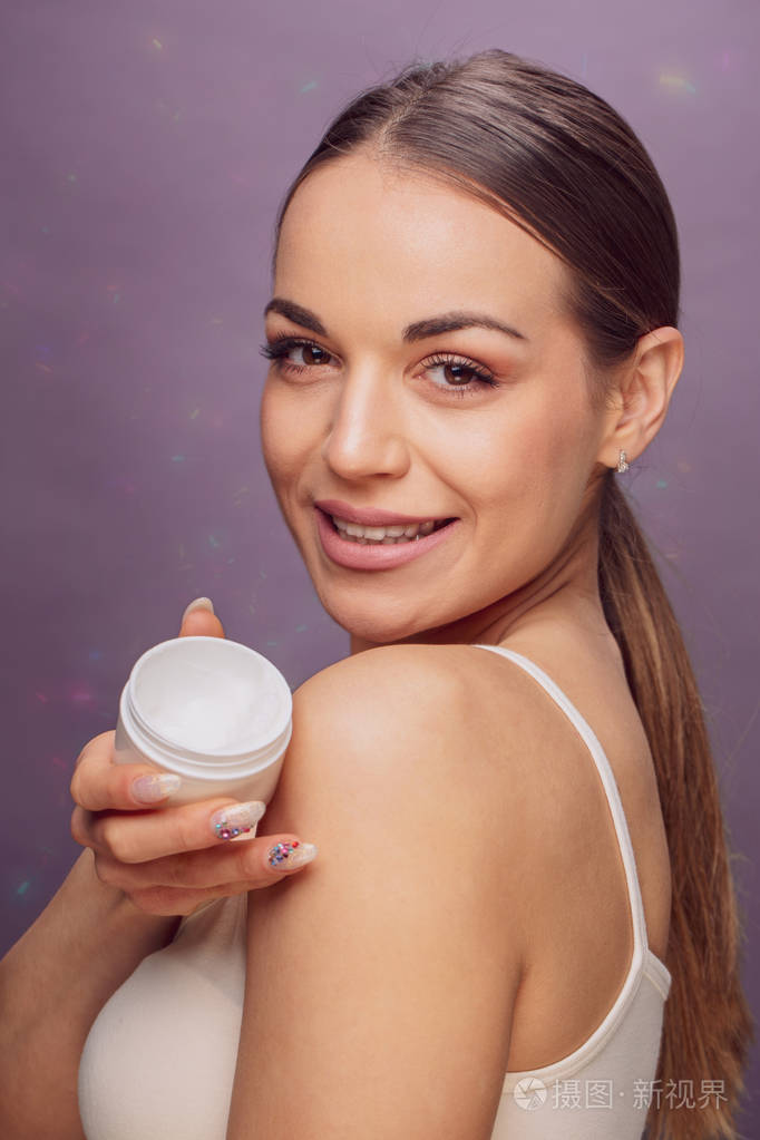 化妆品, 健康和美容概念-微笑的年轻女子显示身体奶油